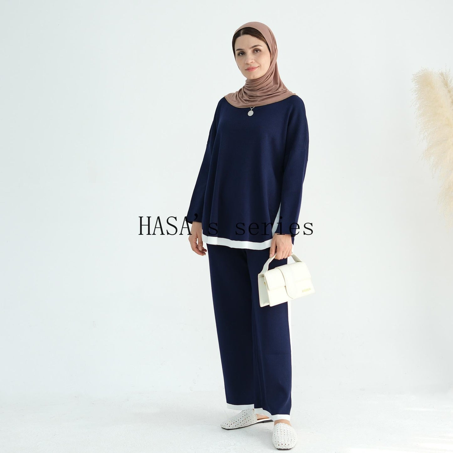HS5149 Simple and elegant knitted set, featuring a loose-fitting, thick, long-sleeved two-piece design.
