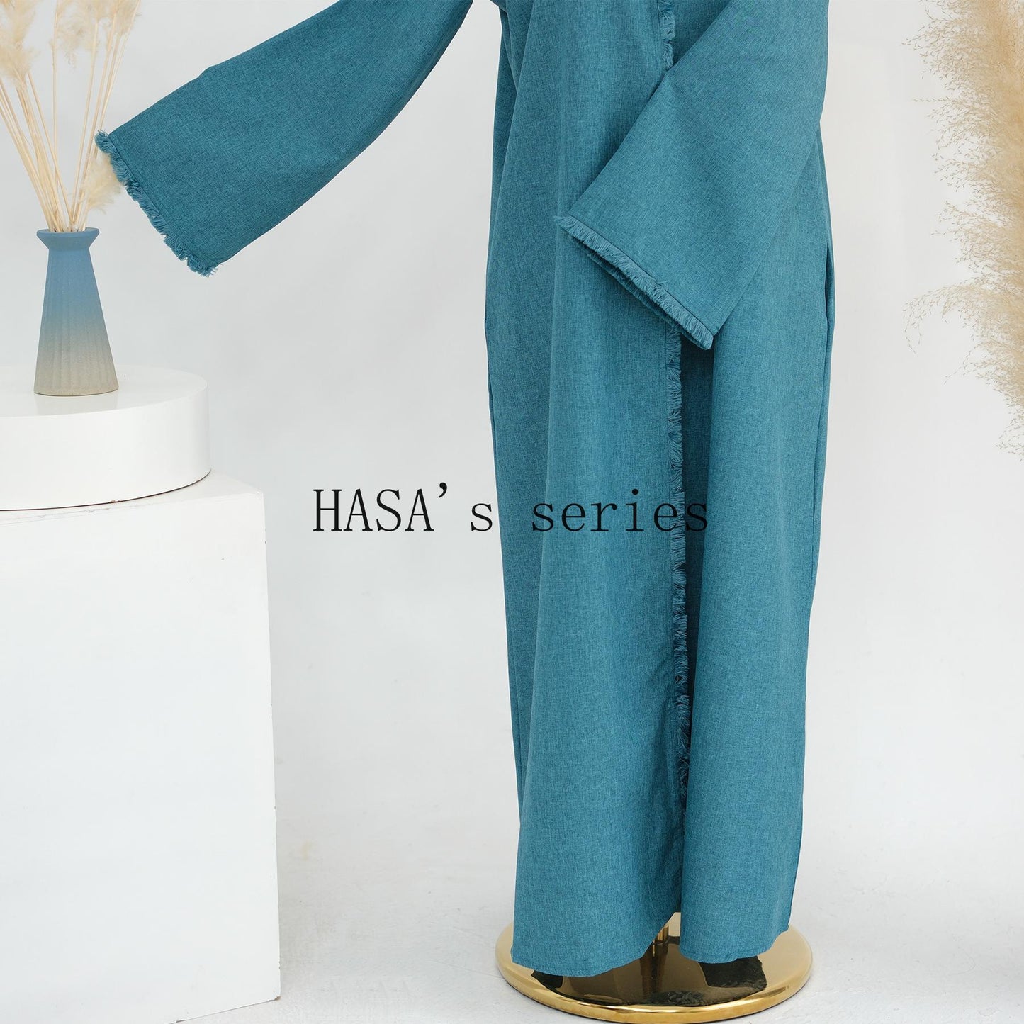 HS5147 Elegant Long Cardigan Robe with Flowing Tassels, A Loose-fitting, Coat-style Dress.