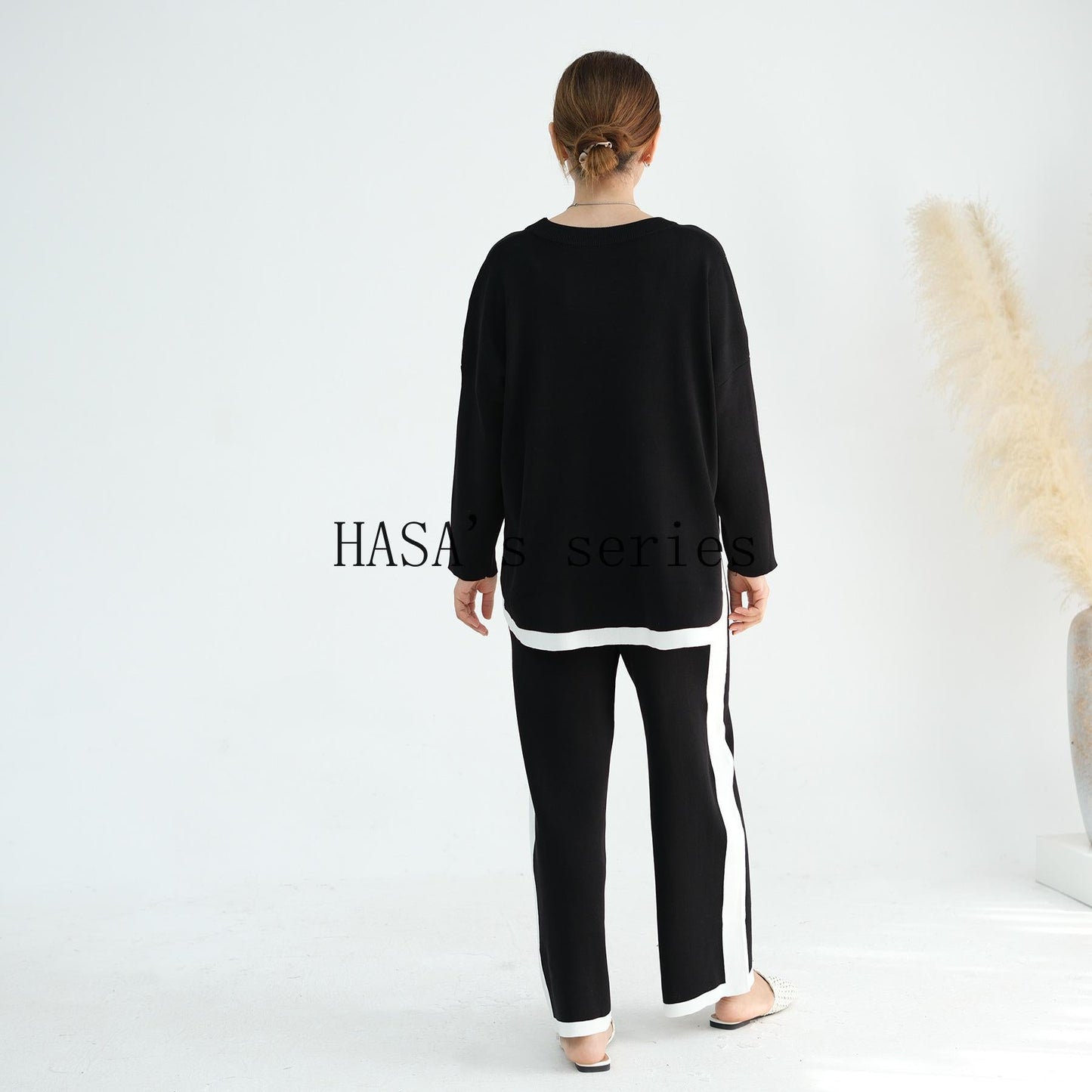 HS5149 Simple and elegant knitted set, featuring a loose-fitting, thick, long-sleeved two-piece design.