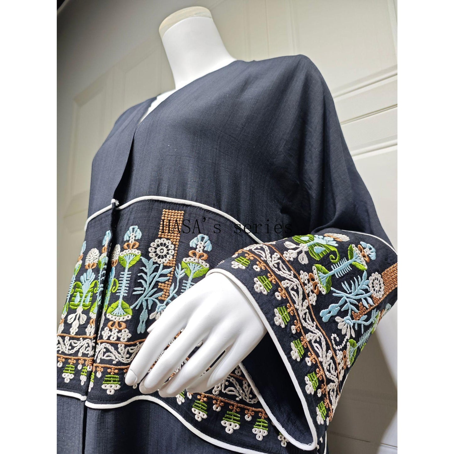 HS5102 Simple Embroidered Long Robe/jacket with A Loose and Comfortable Open-front Design.