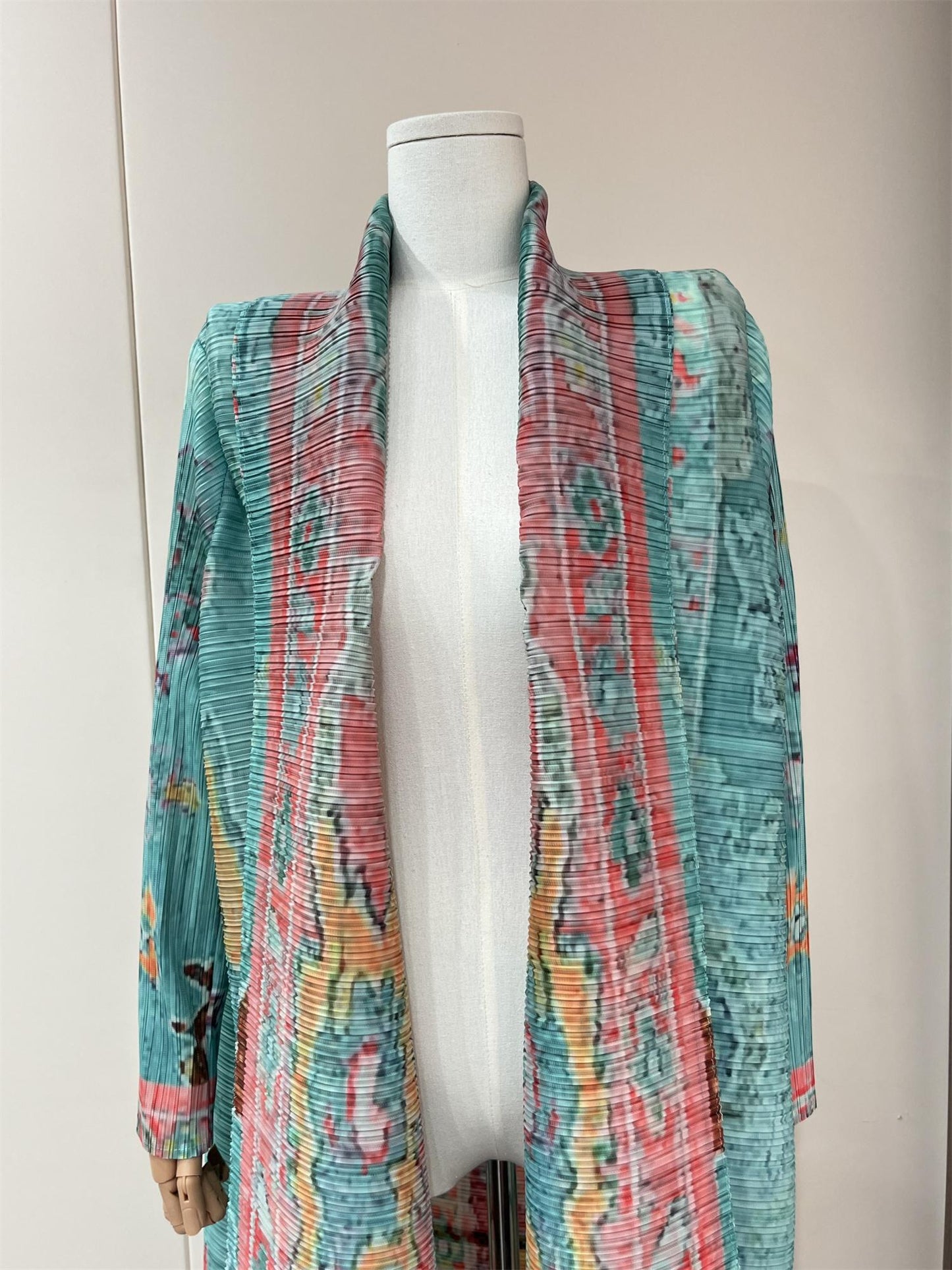 HS5852 Elegant, Retro-style Long Cardigan with Contrasting Printed Pattern.