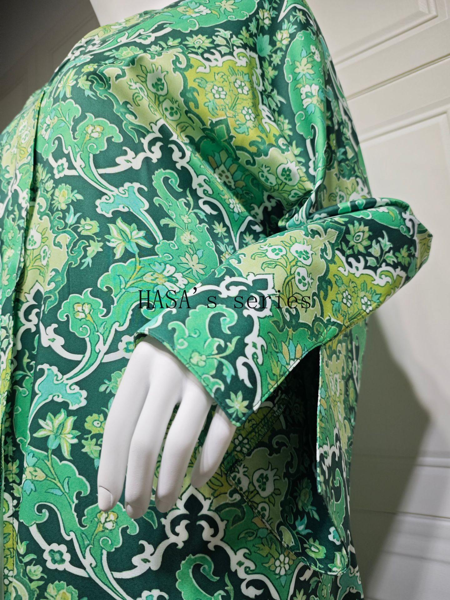 HS5088 A Stylish Two-piece Set Featuring A Snake Print Pattern, with A Loose, Shawl-style Outer Layer and A Matching Headscarf Design.